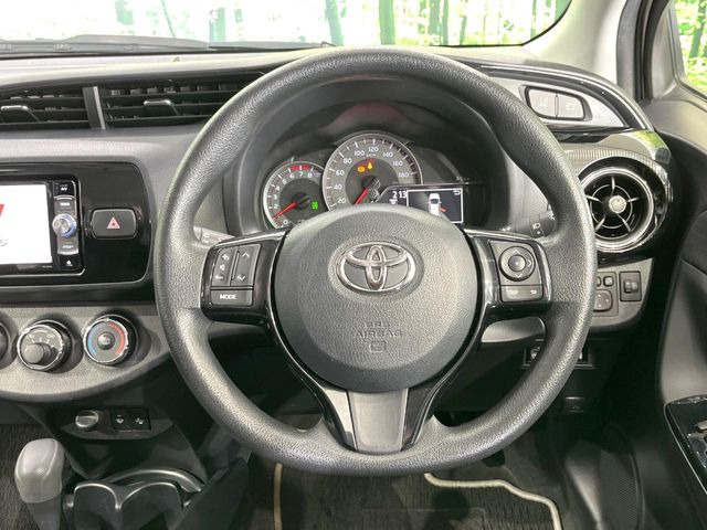 �C���e���A�ɍ��킹���f�U�C���̃X�e�A�����O�́A�^�]�������̂��Ƃ��l���A�^�]���₷���`��A�傫���ł��B�����x�A���ۂɐG���Ă��m���߂��������B