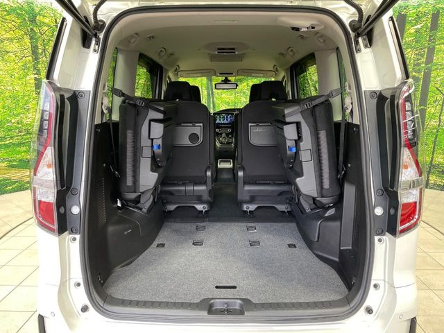 普段のお買い物や通勤、送迎等に十分な荷室スペースを確保しております。セカンドシートを倒すと、大きな荷物の積載も可能です♪
