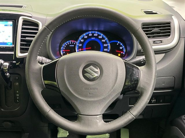 �C���e���A�ɍ��킹���f�U�C���̃X�e�A�����O�́A�^�]�������̂��Ƃ��l���A�^�]���₷���`��A�傫���ł��B�����x�A���ۂɐG���Ă��m���߂��������B