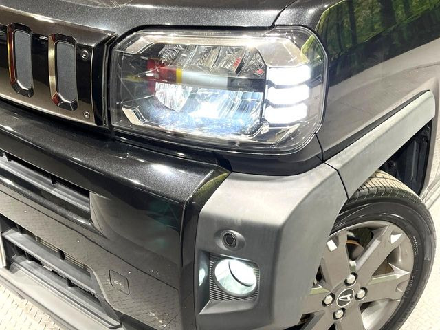 【LEDヘッドライト】悪天候や夜間走行時も良好な視界を確保し安心して運転できる高輝度LEDヘッドライトを装備!点灯速度が早く、消費電力も抑えられています。