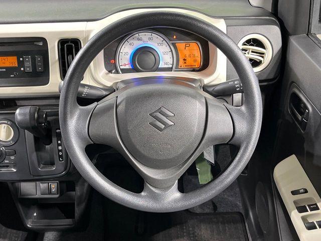 �C���e���A�ɍ��킹���f�U�C���̃X�e�A�����O�́A�^�]�������̂��Ƃ��l���A�^�]���₷���`��A�傫���ł��B�����x�A���ۂɐG���Ă��m���߂��������B