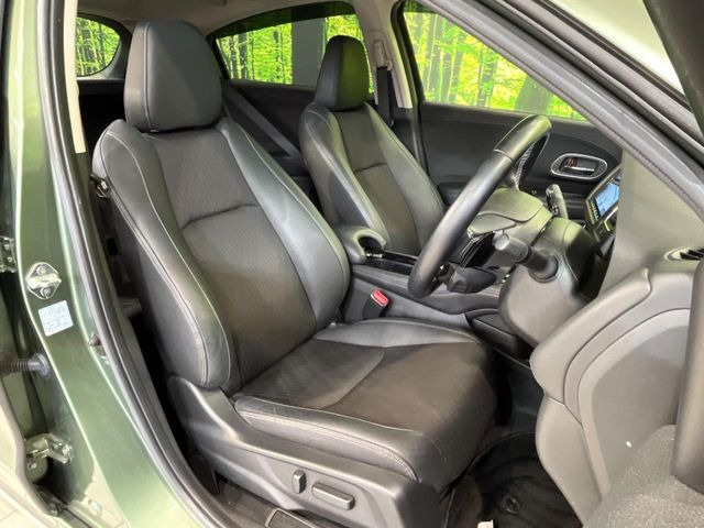 【ハーフレザーシート】高級感と座り心地を両立した人気のシート♪背面・座面のファブリック素材は、通気性の良さや滑りにくさに優れています。気温や服装に左右されず快適にお乗りいただけます。