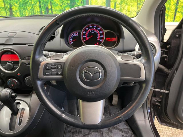 �C���e���A�ɍ��킹���f�U�C���̃X�e�A�����O�́A�^�]�������̂��Ƃ��l���A�^�]���₷���`��A�傫���ł��B�����x�A���ۂɐG���Ă��m���߂��������B