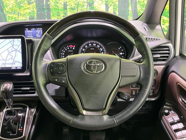 �C���e���A�ɍ��킹���f�U�C���̃X�e�A�����O�́A�^�]�������̂��Ƃ��l���A�^�]���₷���`��A�傫���ł��B�����x�A���ۂɐG���Ă��m���߂��������B