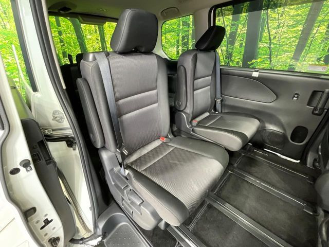 後部座席も気になるようなキズ・汚れやへたり等、大きなダメージはなく、良好な状態です。