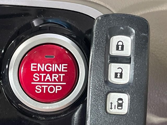 �yHonda�X�}�[�g�L�[�z�J�o����|�P�b�g�ɓ��ꂽ�܂܂ł��h�A�̎{���E�������\�ȃX�}�[�g�L�[�𑕔��B�G���W���̃I���E�I�t�����J�M�����o���K�v����������Ƃ��Ă��֗��ł���
