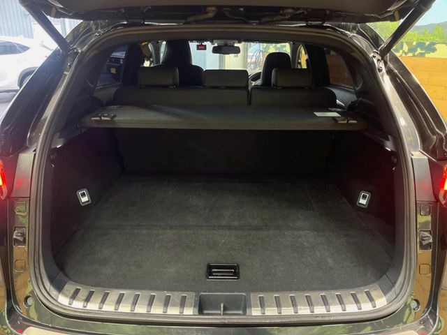 ���i�̂���������ʋ΁A���}���ɏ\���ȉ׎��X�y�[�X���m�ۂ��Ă���܂��B�Z�J���h�V�[�g��|���ƁA�傫�ȉו��̐ύڂ��\�ł���