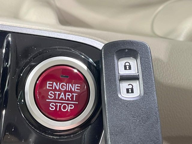 �yHonda�X�}�[�g�L�[�z�J�o����|�P�b�g�ɓ��ꂽ�܂܂ł��h�A�̎{���E�������\�ȃX�}�[�g�L�[�𑕔��B�G���W���̃I���E�I�t�����J�M�����o���K�v����������Ƃ��Ă��֗��ł���