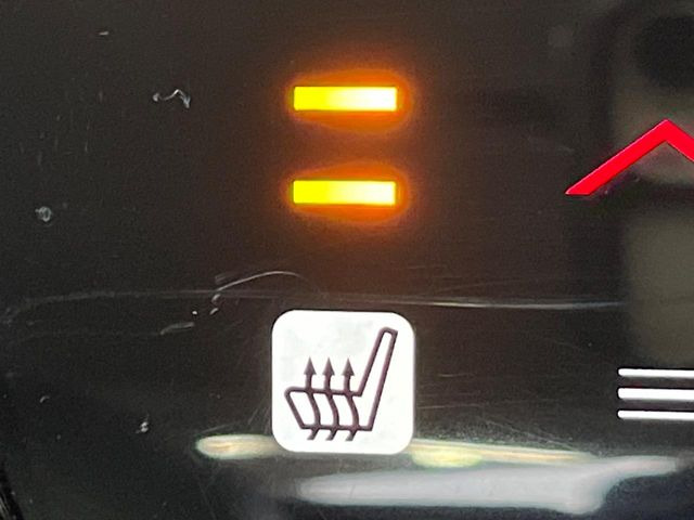 【シートヒーター】寒い日に重宝するシートヒーター!エアコンより早く温まってくれるので寒がりの人も安心ですね♪エアコンの温風は乾燥するから苦手、という方にもをおすすめです。