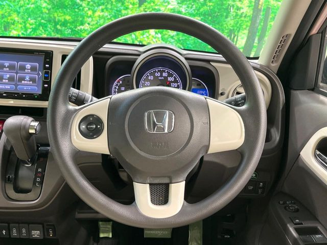 �C���e���A�ɍ��킹���f�U�C���̃X�e�A�����O�́A�^�]�������̂��Ƃ��l���A�^�]���₷���`��A�傫���ł��B�����x�A���ۂɐG���Ă��m���߂��������B