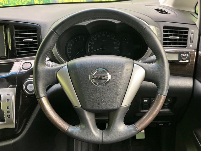 �C���e���A�ɍ��킹���f�U�C���̃X�e�A�����O�́A�^�]�������̂��Ƃ��l���A�^�]���₷���`��A�傫���ł��B�����x�A���ۂɐG���Ă��m���߂��������B