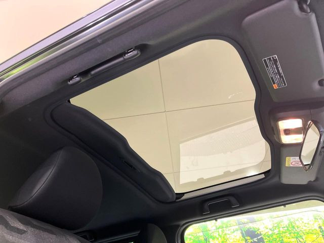【ガラスルーフ】ガラスルーフ搭載で車内の解放感が一気にアップ!開放的なドライブをお楽しみいただけます。