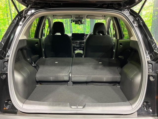 ���i�̂���������ʋ΁A���}���ɏ\���ȉ׎��X�y�[�X���m�ۂ��Ă���܂��B�Z�J���h�V�[�g��|���ƁA�傫�ȉו��̐ύڂ��\�ł���