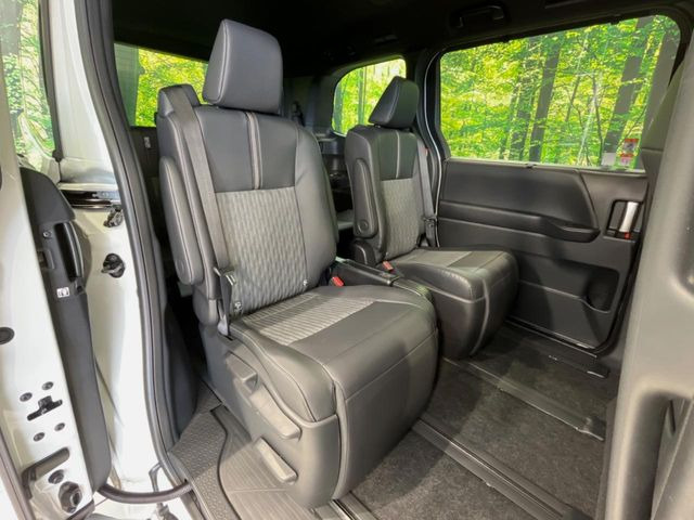 後部座席も気になるようなキズ・汚れやへたり等、大きなダメージはなく、良好な状態です。