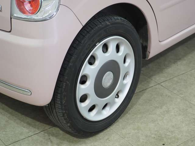 タイヤのホイールの細かいところまでキレイいにしてからお渡しします!