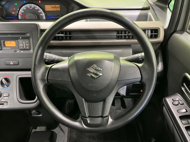 �C���e���A�ɍ��킹���f�U�C���̃X�e�A�����O�́A�^�]�������̂��Ƃ��l���A�^�]���₷���`��A�傫���ł��B�����x�A���ۂɐG���Ă��m���߂��������B