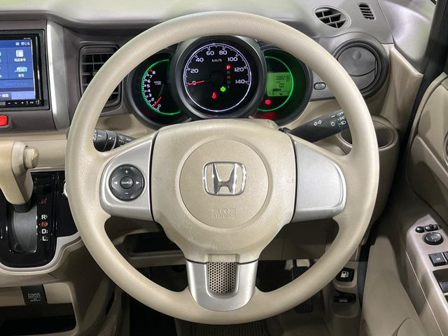 �C���e���A�ɍ��킹���f�U�C���̃X�e�A�����O�́A�^�]�������̂��Ƃ��l���A�^�]���₷���`��A�傫���ł��B�����x�A���ۂɐG���Ă��m���߂��������B