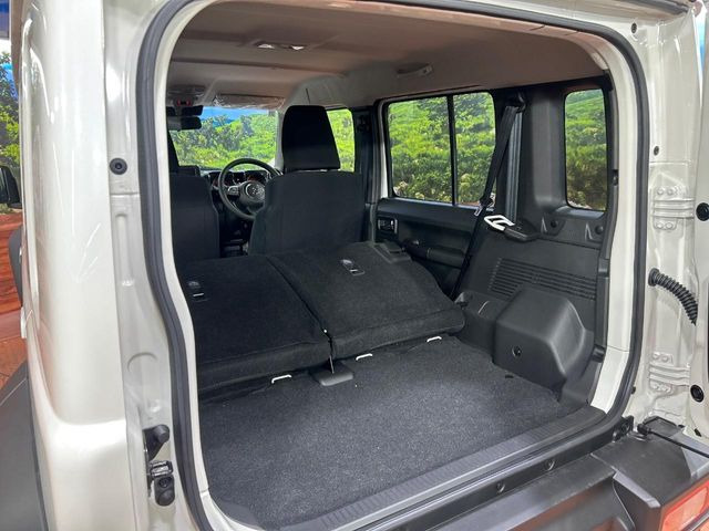 積み下ろしのしやすいデッキにはたっぷりと荷物を積み込んでいただけます。遊びから仕事まで、様々なシーンで頼れます♪