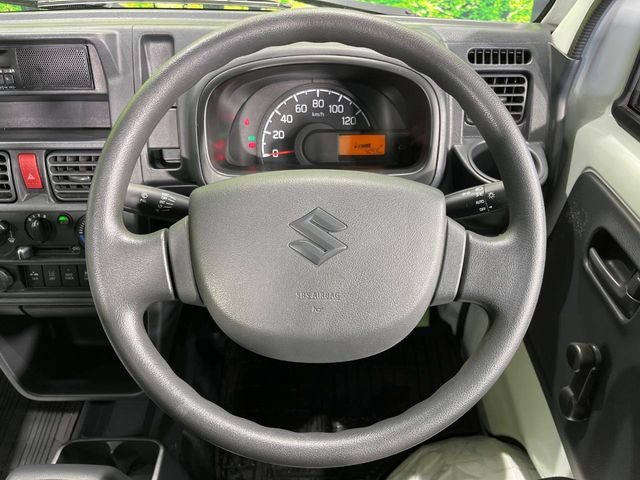 �C���e���A�ɍ��킹���f�U�C���̃X�e�A�����O�́A�^�]�������̂��Ƃ��l���A�^�]���₷���`��A�傫���ł��B�����x�A���ۂɐG���Ă��m���߂��������B