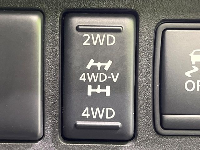 �y�I�[�����[�h4&times;4�z2WD/4WD���[�h����y�ɐ؂�ւ��\�B�R��d����2WD�A�X�^�b�N���ɖ𗧂�LOCK�AAUTO���[�h�ł�4WD�̔z���������Œ������A�H�ʏ󋵂��킸���肵��������T�|�[�g�B