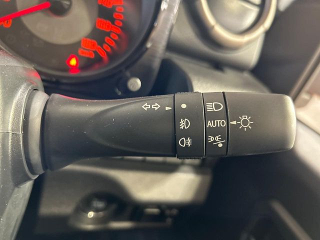 【オートライト】周りの明るさに応じて自動でヘッドライトの点灯・消灯ができる機能です!ライトの付け忘れ・消し忘れなどが無くなり、雨の日や夕方の走行も安心!トンネル通過時も便利ですね♪