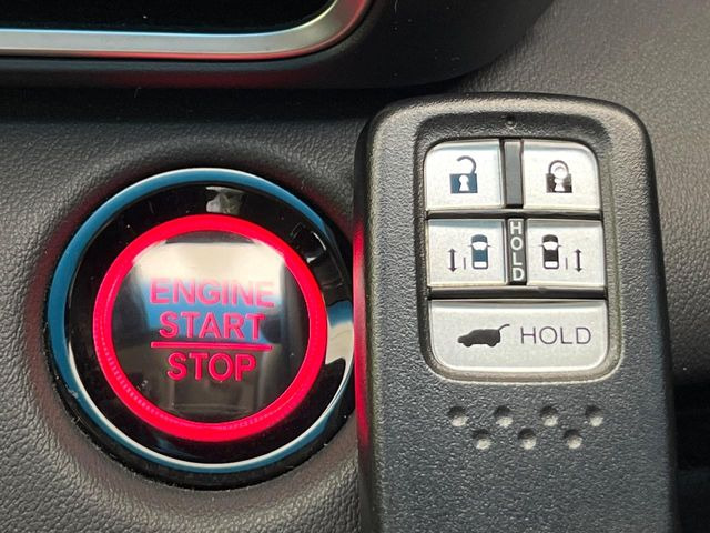 �yHonda�X�}�[�g�L�[�z�J�o����|�P�b�g�ɓ��ꂽ�܂܂ł��h�A�̎{���E�������\�ȃX�}�[�g�L�[�𑕔��B�G���W���̃I���E�I�t�����J�M�����o���K�v����������Ƃ��Ă��֗��ł���