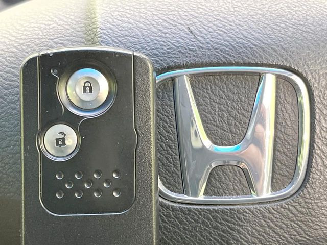 �yHonda�X�}�[�g�L�[�z�J�o����|�P�b�g�ɓ��ꂽ�܂܂ł��h�A�̎{���E�������\�ȃX�}�[�g�L�[�𑕔��B�G���W���̃I���E�I�t�����J�M�����o���K�v����������Ƃ��Ă��֗��ł���