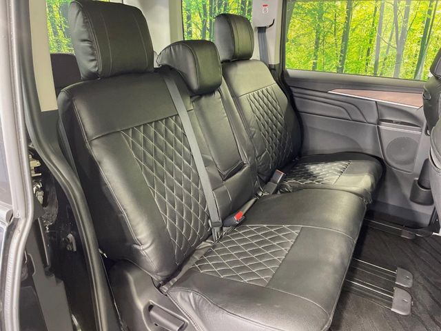 後部座席も気になるようなキズ・汚れやへたり等、大きなダメージはなく、良好な状態です。