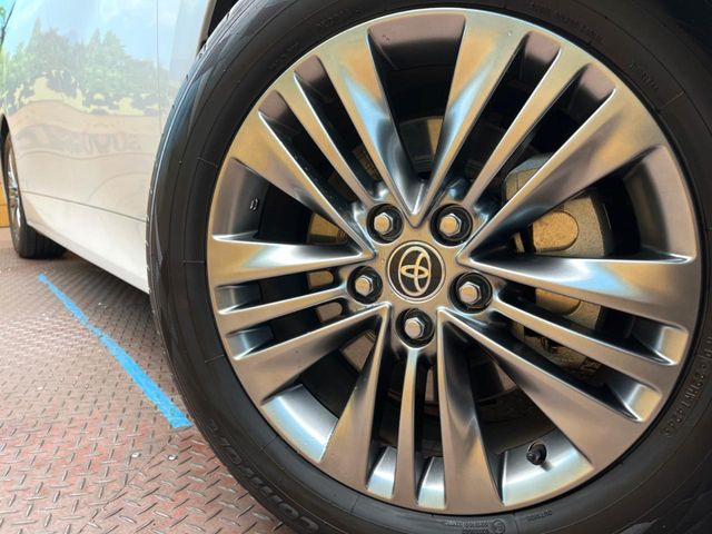 【グレード専用純正18インチアルミホイール】デザイン性の高い純正アルミホイールを装着しております。各種社外アルミホイールや、スタッドレスタイヤも取扱いしております。是非ご相談ください♪