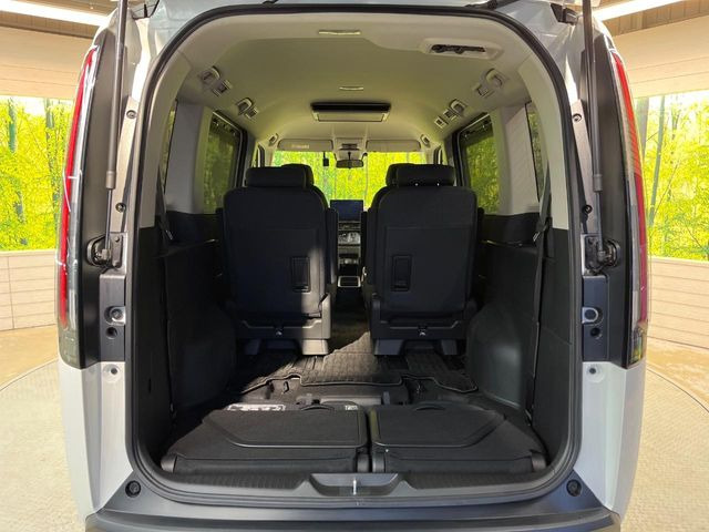 ���i�̂���������ʋ΁A���}���ɏ\���ȉ׎��X�y�[�X���m�ۂ��Ă���܂��B�Z�J���h�V�[�g��|���ƁA�傫�ȉו��̐ύڂ��\�ł���