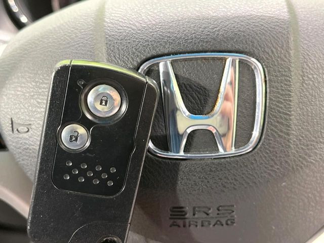 �yHonda�X�}�[�g�L�[�z�J�o����|�P�b�g�ɓ��ꂽ�܂܂ł��h�A�̎{���E�������\�ȃX�}�[�g�L�[�𑕔��B�G���W���̃I���E�I�t�����J�M�����o���K�v����������Ƃ��Ă��֗��ł���