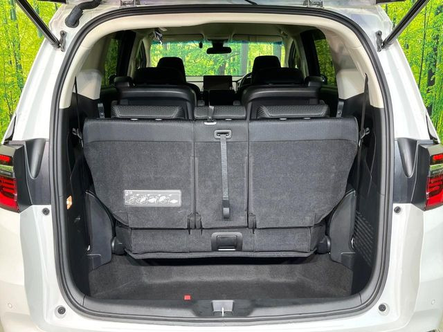 ���i�̂���������ʋ΁A���}���ɏ\���ȉ׎��X�y�[�X���m�ۂ��Ă���܂��B�Z�J���h�V�[�g��|���ƁA�傫�ȉו��̐ύڂ��\�ł���