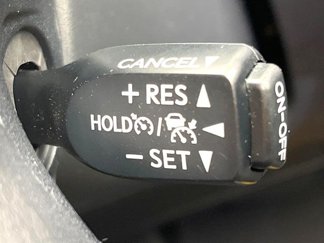 【レーダークルーズコントロール】高速道路での長距離走行が楽に!!自動で速度を保つクルーズコントロールが、衝突軽減システムと連携し、前方の車両を感知して車間を保つように速度調節してくれます!!