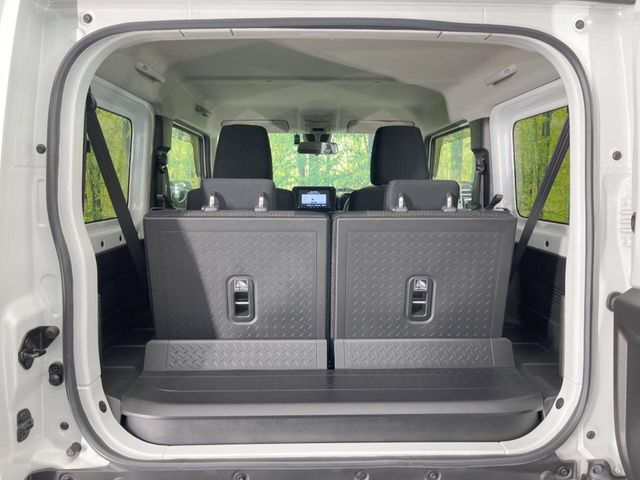 ���i�̂���������ʋ΁A���}���ɏ\���ȉ׎��X�y�[�X���m�ۂ��Ă���܂��B�Z�J���h�V�[�g��|���ƁA�傫�ȉו��̐ύڂ��\�ł���