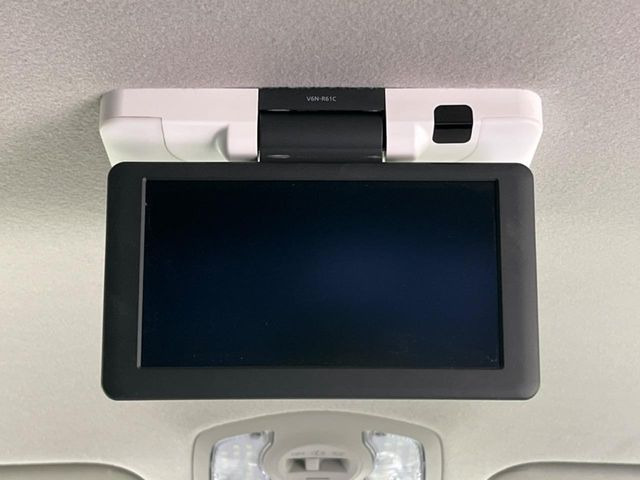 【フリップダウンモニター】後席でもエンタメをお楽しみいただけます。小さなお子様にも大人気の装備です♪