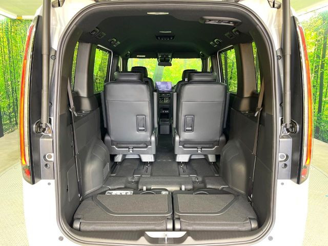 ���i�̂���������ʋ΁A���}���ɏ\���ȉ׎��X�y�[�X���m�ۂ��Ă���܂��B�Z�J���h�V�[�g��|���ƁA�傫�ȉו��̐ύڂ��\�ł���