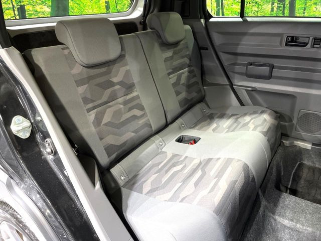 後部座席も気になるようなキズ・汚れやへたり等、大きなダメージはなく、良好な状態です。