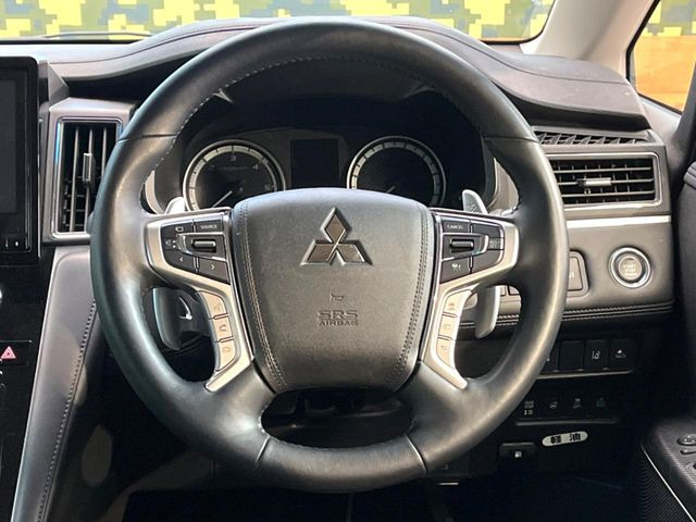 �C���e���A�ɍ��킹���f�U�C���̃X�e�A�����O�́A�^�]�������̂��Ƃ��l���A�^�]���₷���`��A�傫���ł��B�����x�A���ۂɐG���Ă��m���߂��������B