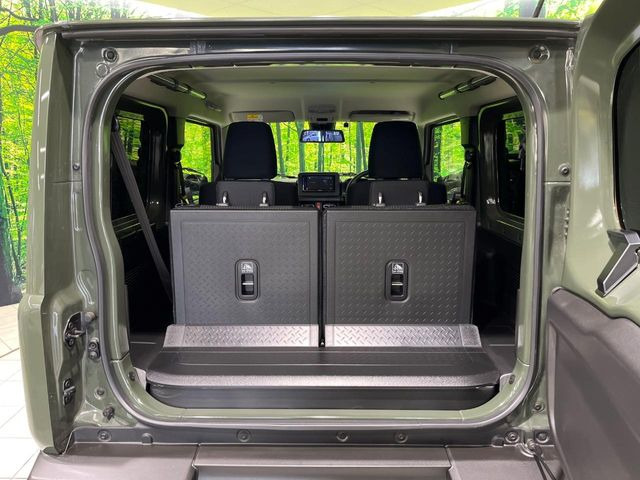 普段のお買い物や通勤、送迎等に十分な荷室スペースを確保しております。セカンドシートを倒すと、大きな荷物の積載も可能です♪