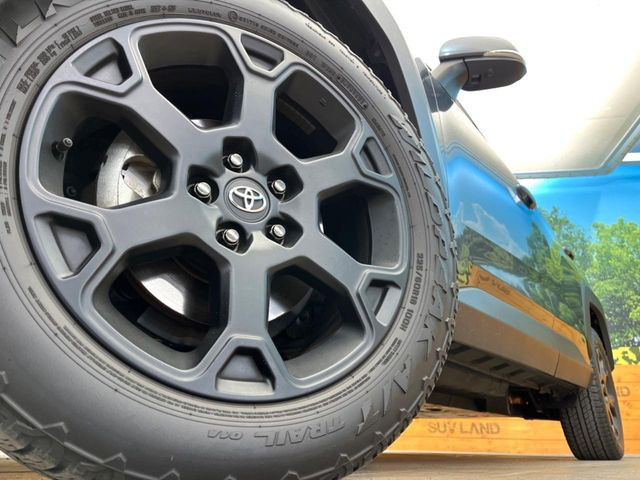【純正18インチアルミホイール】外観にマッチした純正アルミホイールを装着しております。各種社外アルミホイールや、スタッドレスタイヤも取扱いしております。是非ご相談ください♪