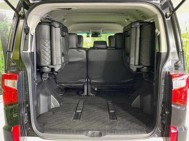 後席を格納すると、これだけの広さが!シーンに合わせたシートアレンジで、大きな荷物も積むことが出来ます♪
