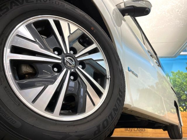 �y����15�C���`�A���~�z�C�[���z�O�ςɃ}�b�`���������A���~�z�C�[���𑕒����Ă���܂��B�e��ЊO�A���~�z�C�[����A�X�^�b�h���X�^�C�����戵�����Ă���܂��B���񂲑��k����������