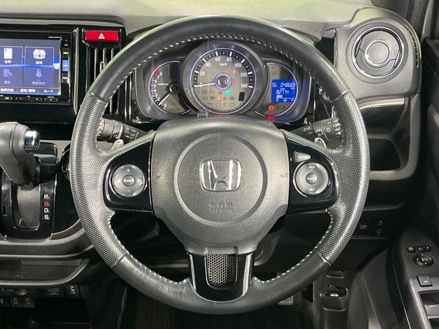 �C���e���A�ɍ��킹���f�U�C���̃X�e�A�����O�́A�^�]�������̂��Ƃ��l���A�^�]���₷���`��A�傫���ł��B�����x�A���ۂɐG���Ă��m���߂��������B