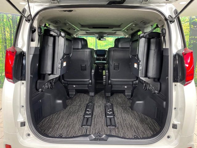 ラゲッジルームは、大容量のスペースを確保。普段のお買い物からレジャーまで、幅広く活躍してくれます!また、リアシートを倒すことでバリエーション豊かにお使いいただけます。