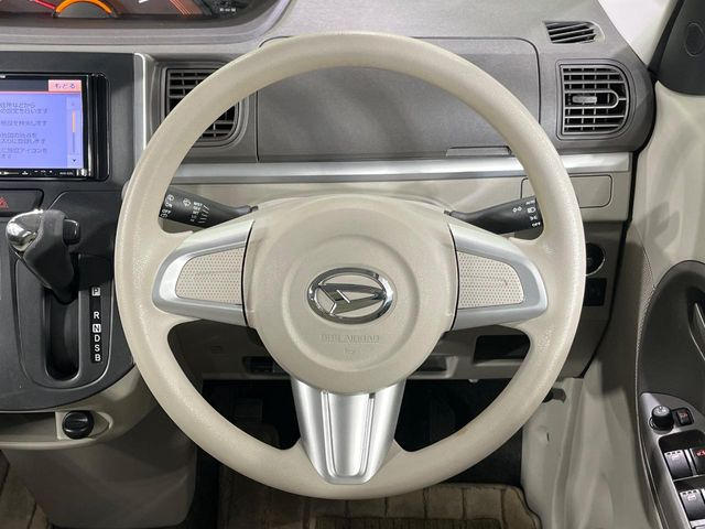 �C���e���A�ɍ��킹���f�U�C���̃X�e�A�����O�́A�^�]�������̂��Ƃ��l���A�^�]���₷���`��A�傫���ł��B�����x�A���ۂɐG���Ă��m���߂��������B