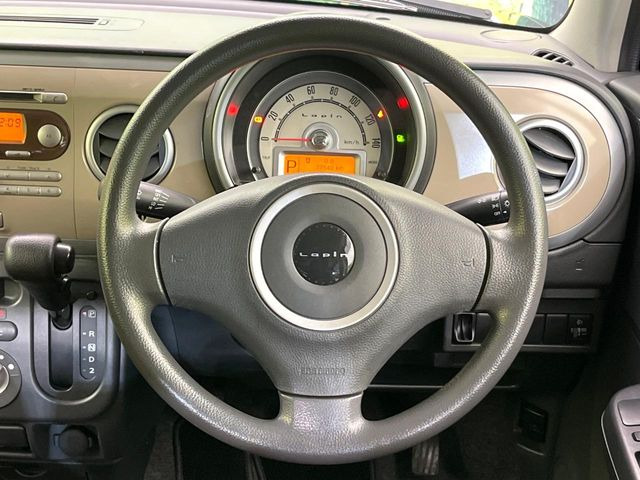 �C���e���A�ɍ��킹���f�U�C���̃X�e�A�����O�́A�^�]�������̂��Ƃ��l���A�^�]���₷���`��A�傫���ł��B�����x�A���ۂɐG���Ă��m���߂��������B