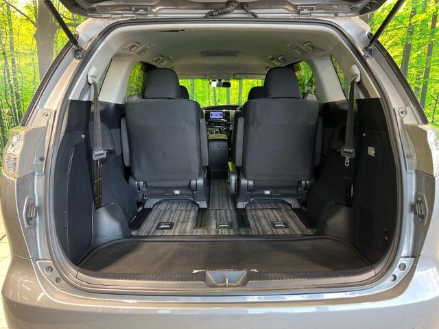 ���i�̂���������ʋ΁A���}���ɏ\���ȉ׎��X�y�[�X���m�ۂ��Ă���܂��B�Z�J���h�V�[�g��|���ƁA�傫�ȉו��̐ύڂ��\�ł���