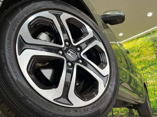 【純正17インチアルミホイール】外観にマッチした純正アルミホイールを装着しております。各種社外アルミホイールや、スタッドレスタイヤも取扱いしております。是非ご相談ください♪