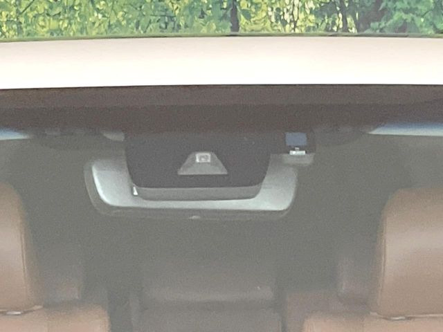 【トヨタセーフティセンス】走行中に前方の車両等を認識し、衝突しそうな時は警報とブレーキで衝突回避と被害軽減をアシスト。より安全にドライブをお楽しみいただけます。