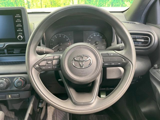 �C���e���A�ɍ��킹���f�U�C���̃X�e�A�����O�́A�^�]�������̂��Ƃ��l���A�^�]���₷���`��A�傫���ł��B�����x�A���ۂɐG���Ă��m���߂��������B